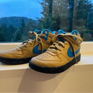 Nike Kids Court Borough shoes in excellent condition